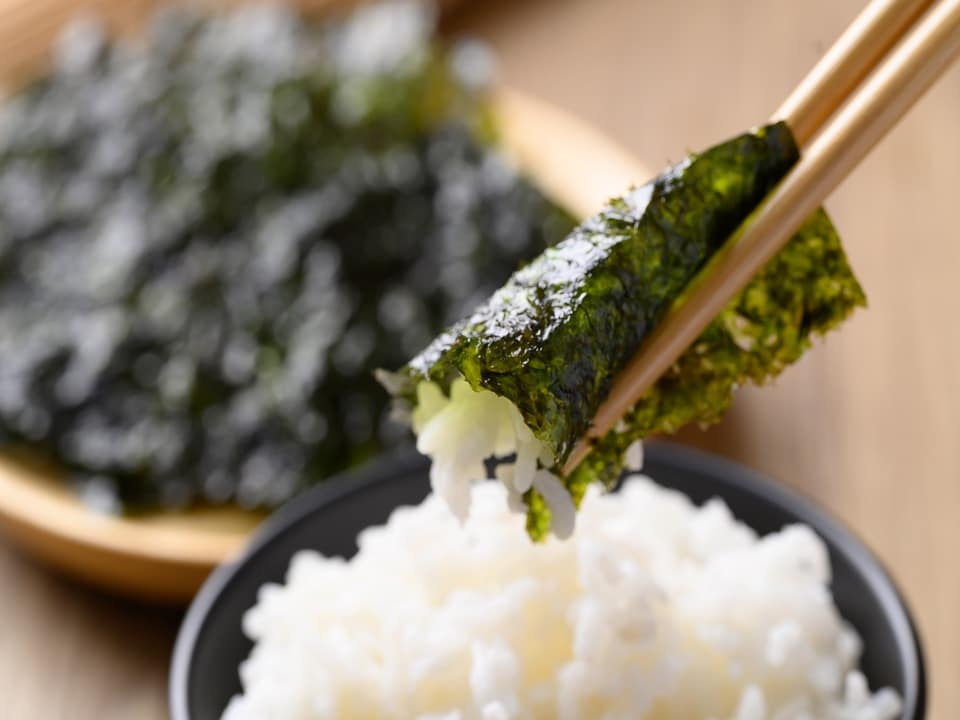 alga nori con riso e bacchette